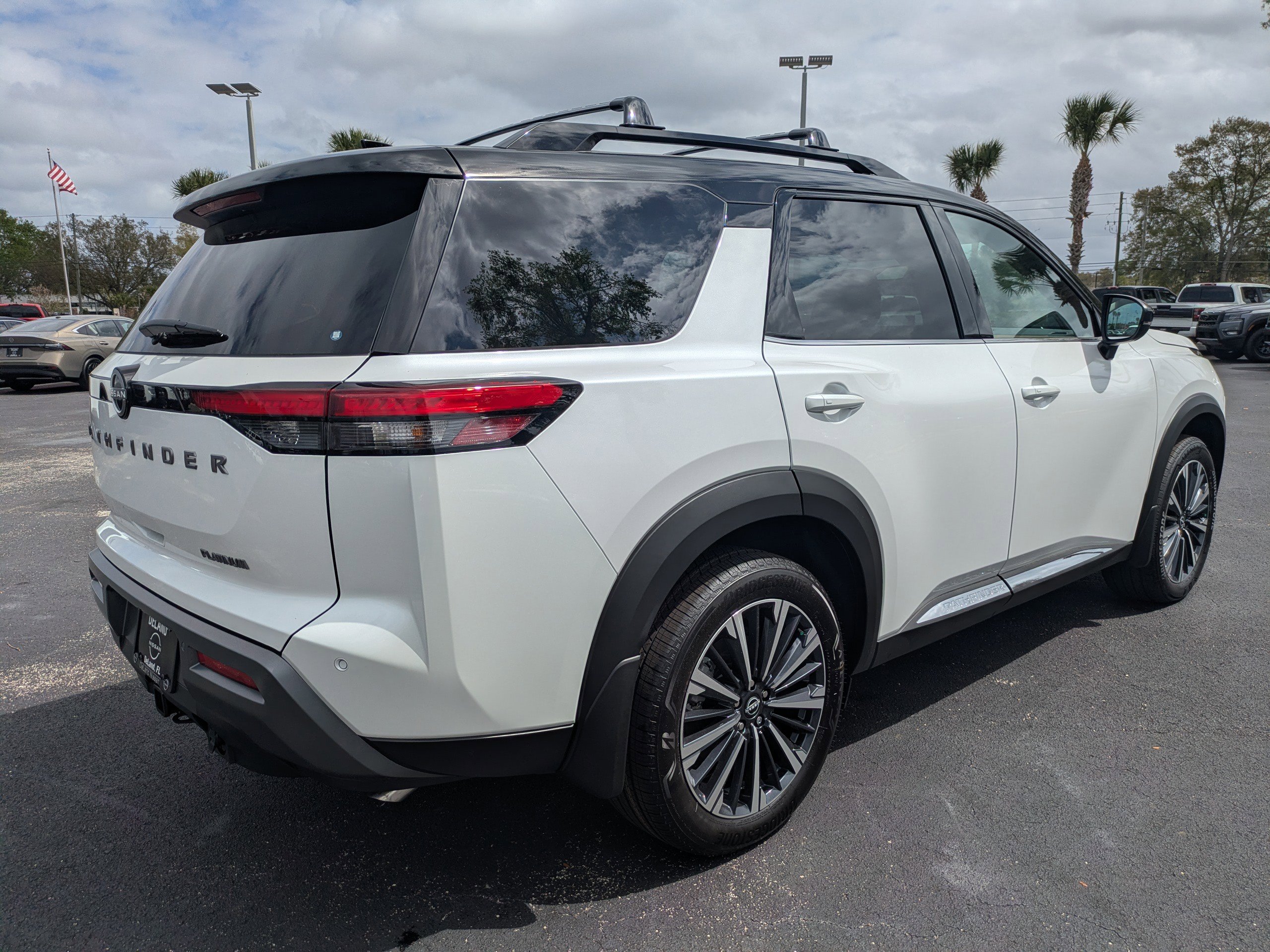 New 2026 Nissan Pathfinder Platinum FWD image 4
