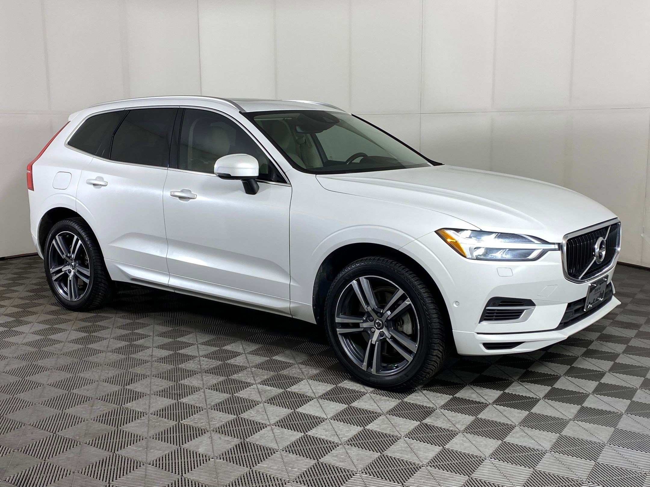 Used 2019 Volvo XC60 T8 Momentum w/ Advanced Package image 6