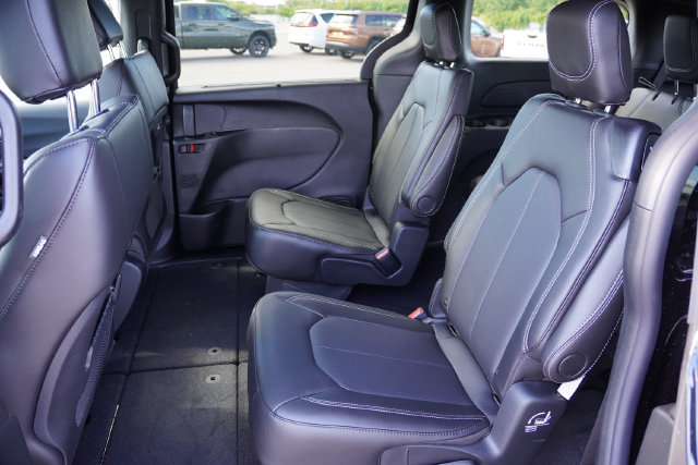 New 2027 Chrysler Pacifica Select AWD/4WD image 11