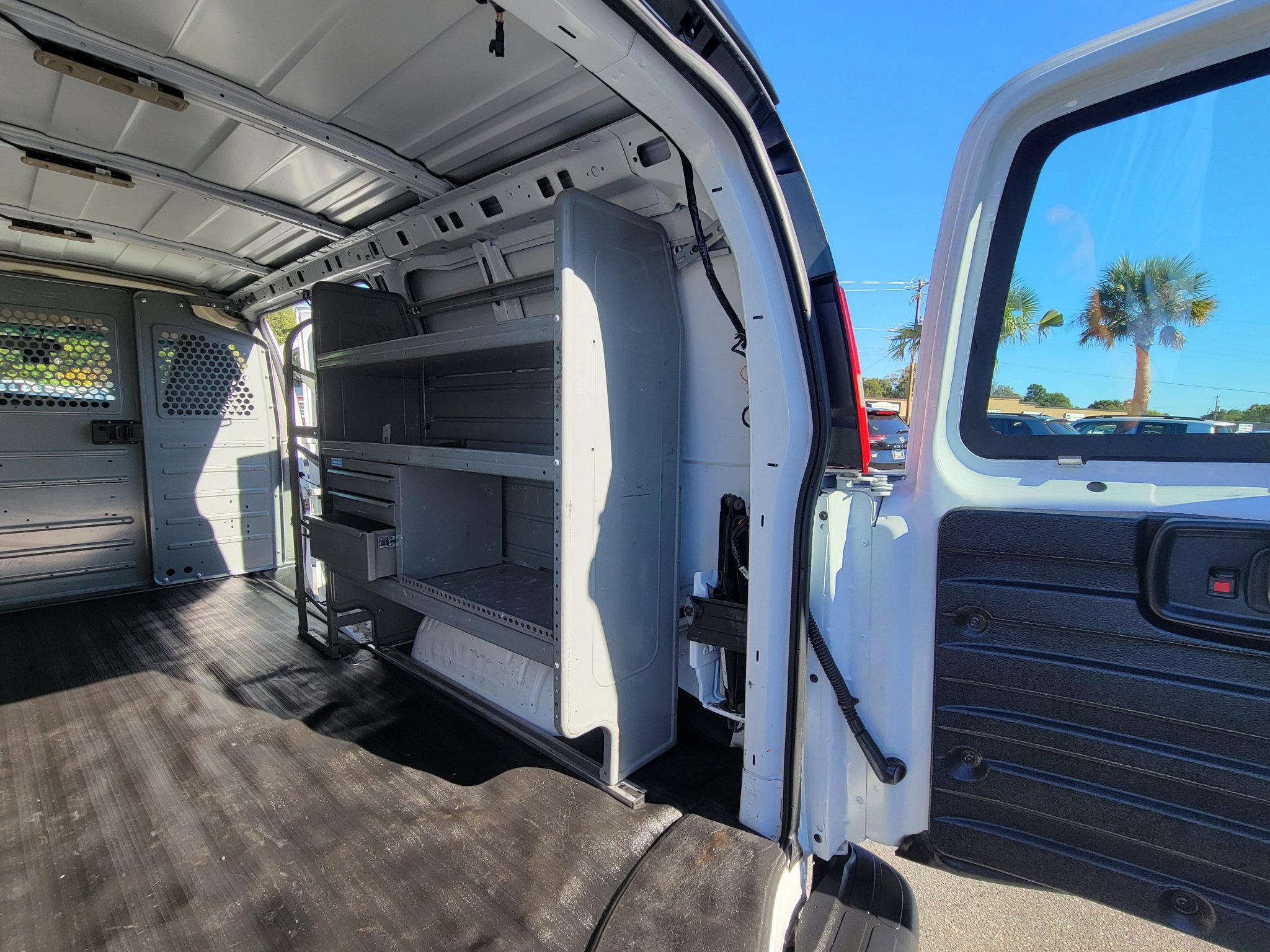 Used 2018 Chevrolet Express 2500 w/ Enhanced Convenience Package image 29