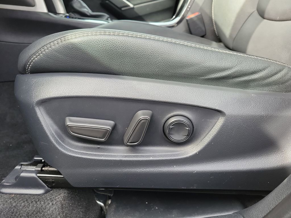 Used 2024 Toyota Corolla Cross XLE w/ Convenience Package image 21