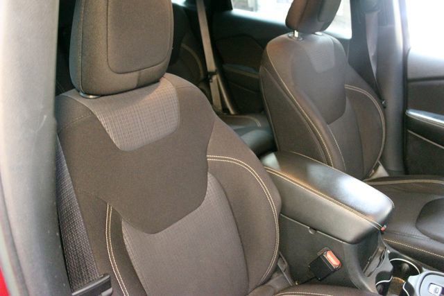 Used 2015 Jeep Cherokee Latitude w/ Cold Weather Group AWD/4WD image 11