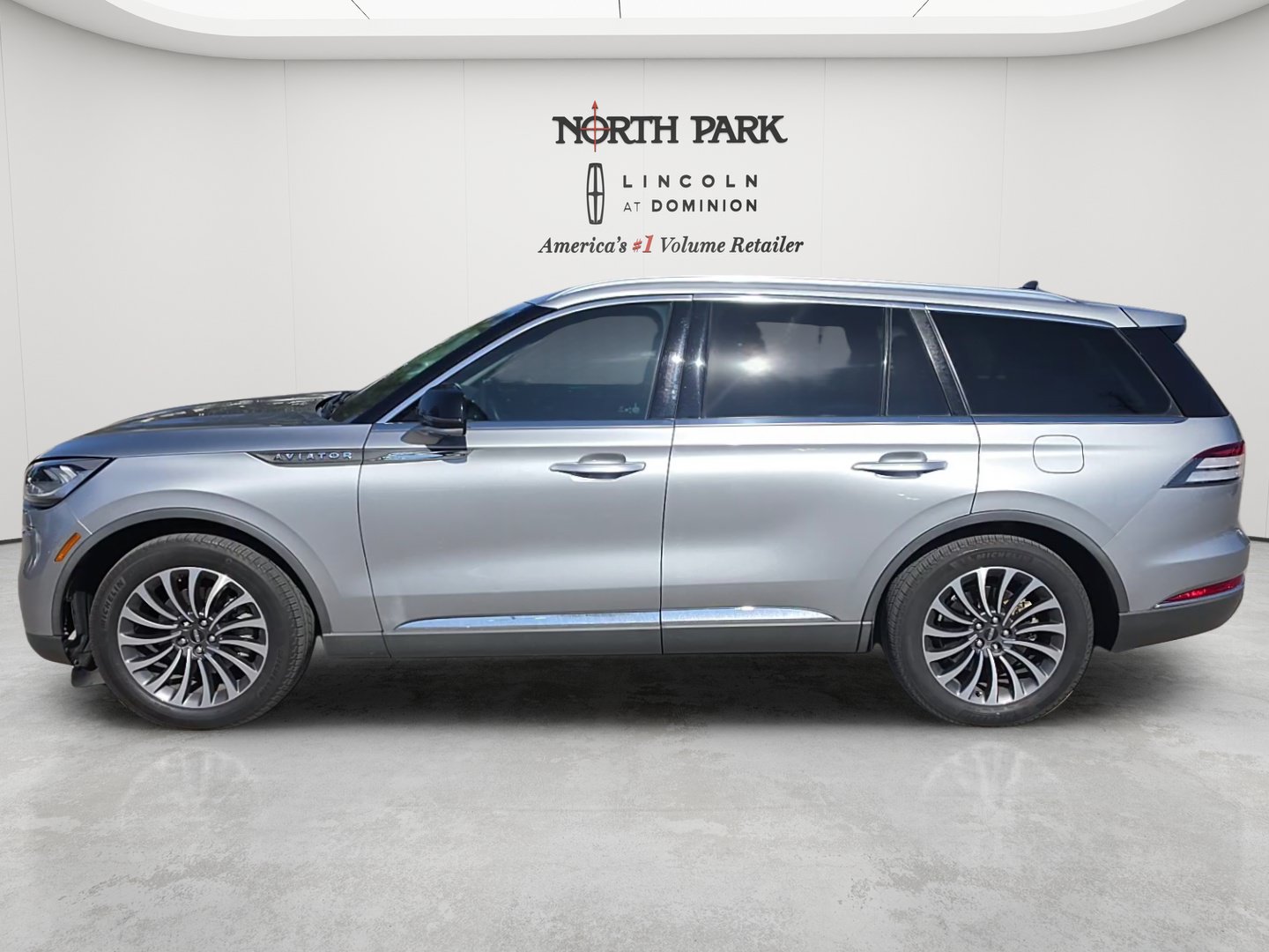 Used 2023 Lincoln Aviator Reserve w/ Elements Package Plus RWD image 2