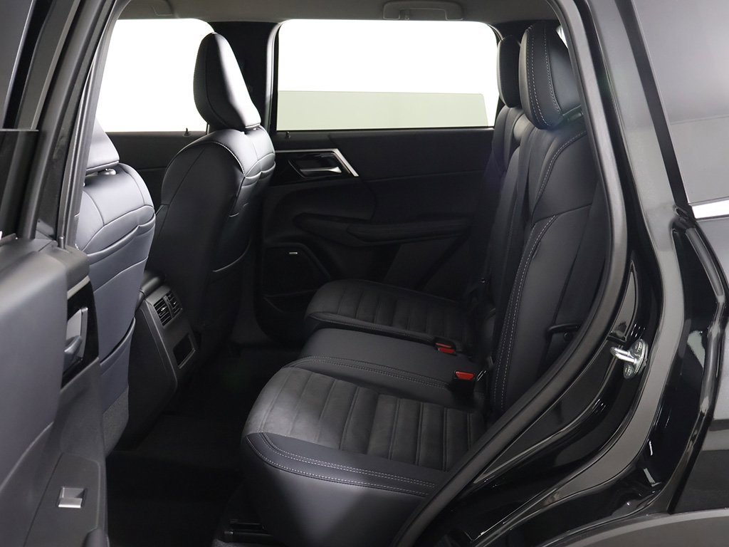 New 2025 Mitsubishi Outlander SE image 31