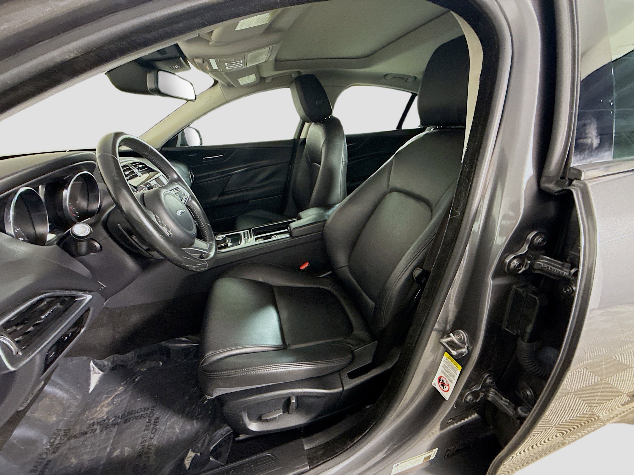 Used 2018 Jaguar XE Premium image 22