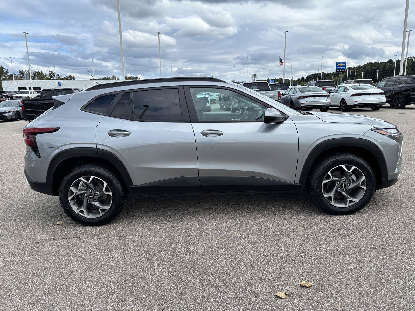 Used 2025 Chevrolet Trax LT w/ LT Convenience Package FWD image 4