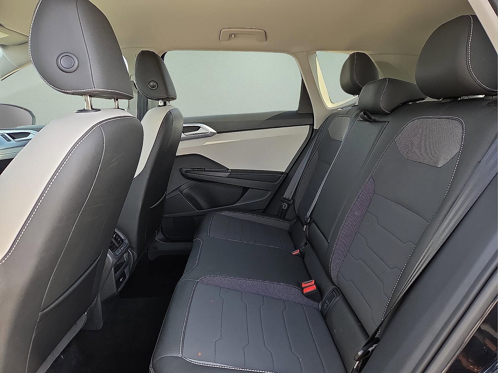 Used 2025 Volkswagen Taos SE image 9