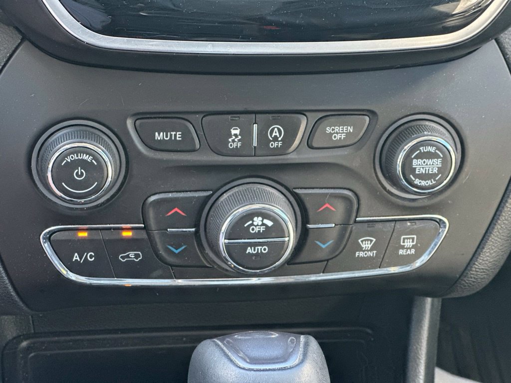 Used 2019 Jeep Cherokee Limited AWD/4WD image 25