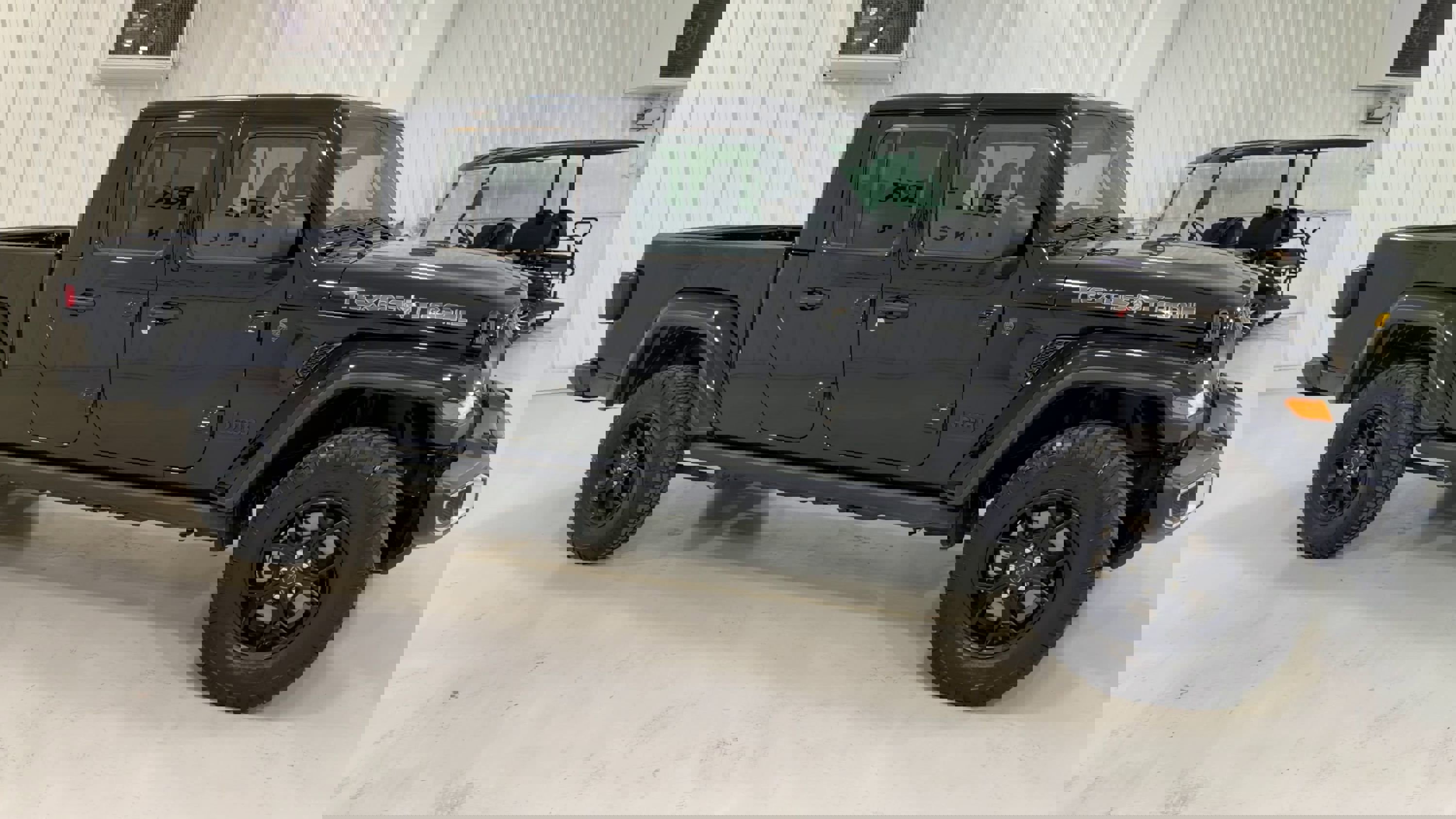 Used 2025 Jeep Gladiator Sport image 3