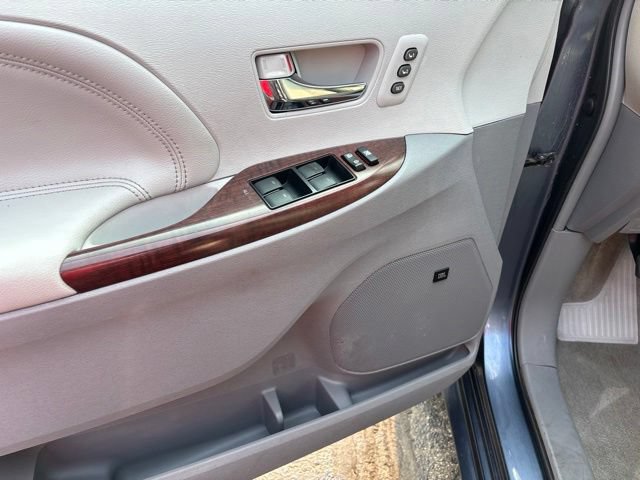 Used 2013 Toyota Sienna Limited w/ Premium Pkg AWD/4WD image 9