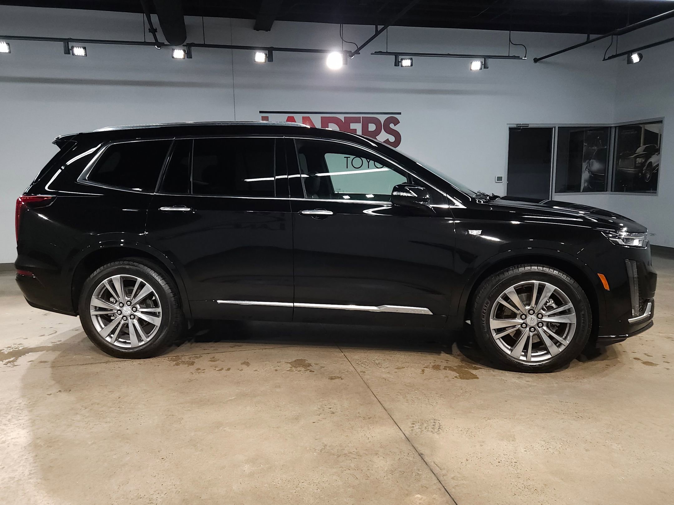 Used 2025 Cadillac XT6 Premium Luxury image 8