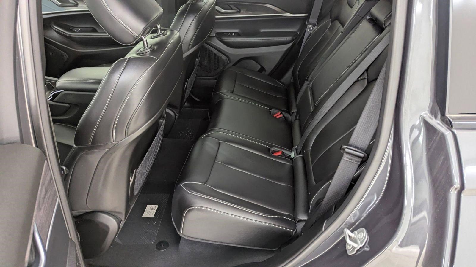 Used 2025 Jeep Grand Cherokee Limited RWD image 14