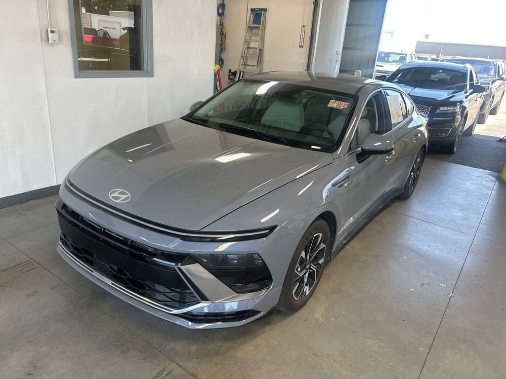 Used 2025 Hyundai Sonata SEL FWD image 2