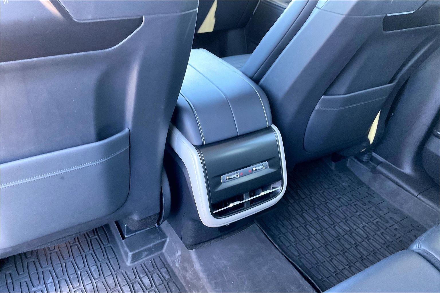 Used 2024 Lincoln Nautilus Reserve w/ Equipment Group 202A image 10