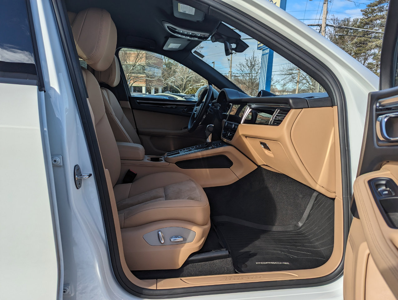 Used 2020 Porsche Macan AWD image 30