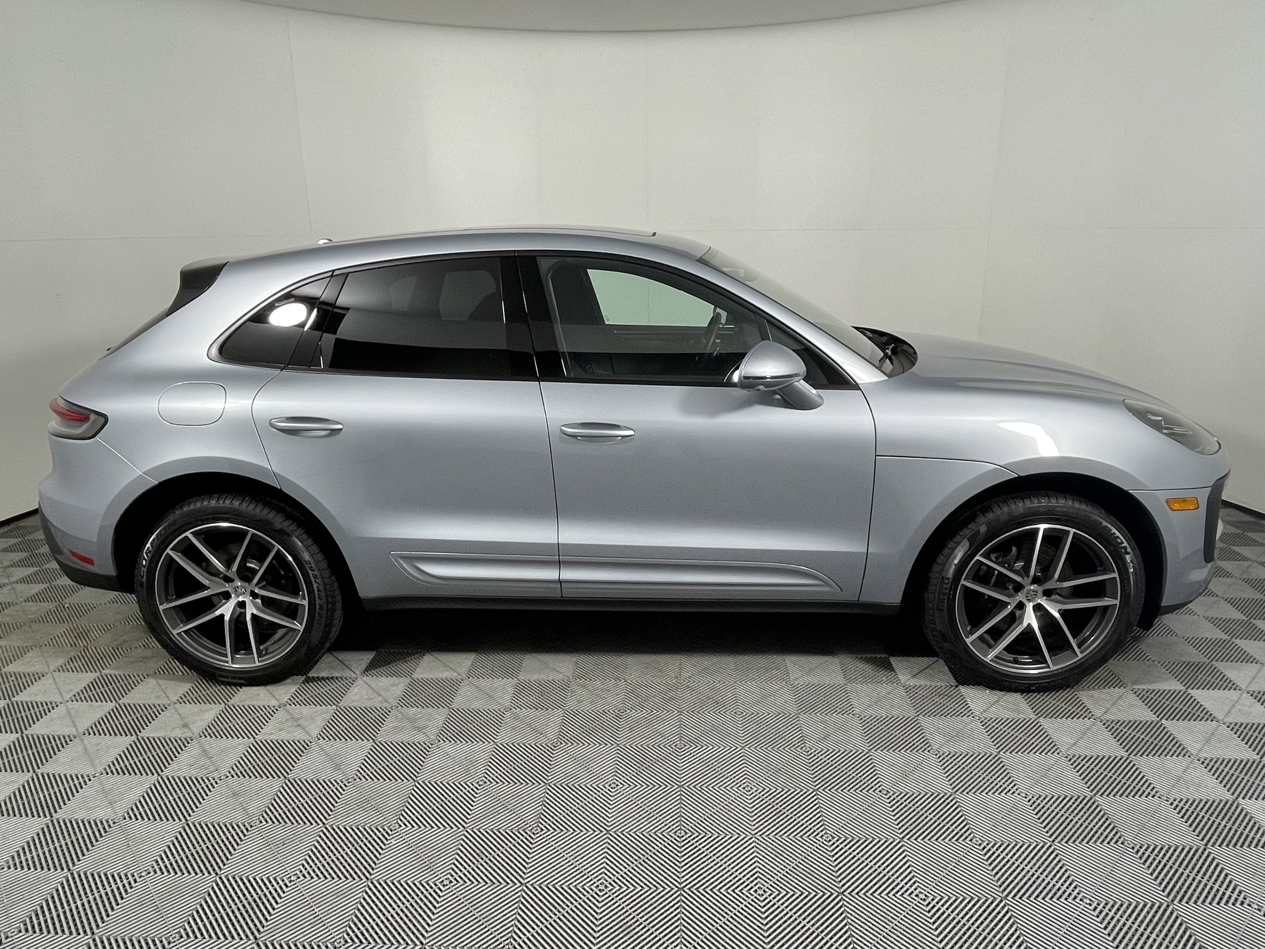 Used 2025 Porsche Macan image 8