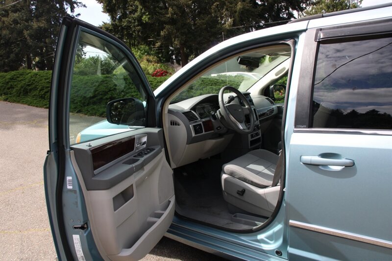 Used 2010 Chrysler Town & Country Touring FWD image 5