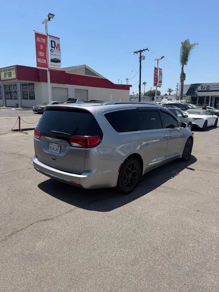 Used 2018 Chrysler Pacifica Limited FWD image 4
