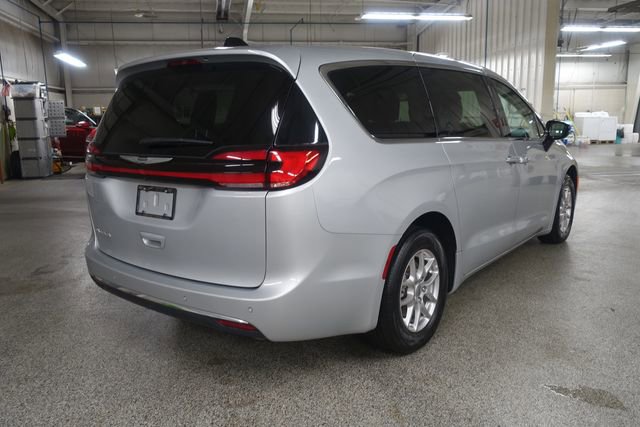 Used 2024 Chrysler Pacifica Touring-L FWD image 7