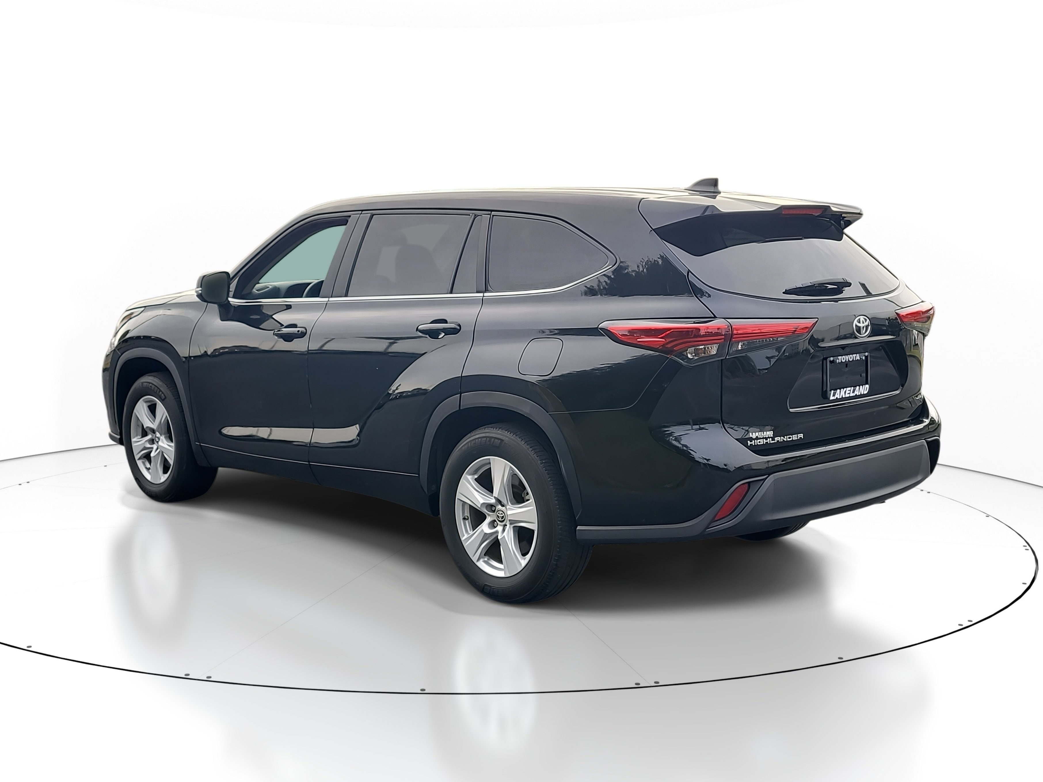 Used 2023 Toyota Highlander L FWD image 5