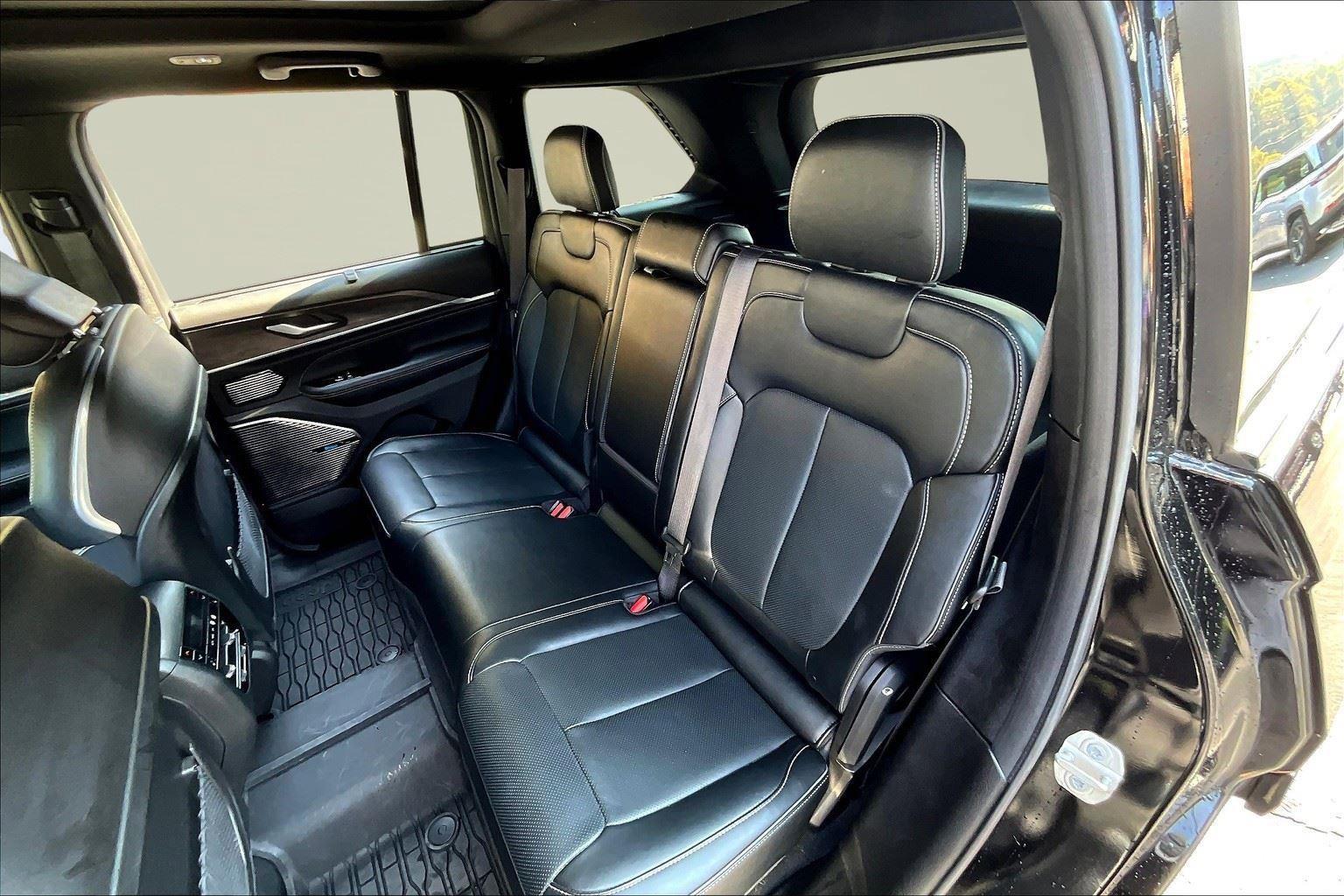 Used 2024 Jeep Grand Cherokee Overland w/ Luxury Tech Group IV image 27