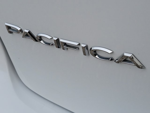 Used 2024 Chrysler Pacifica Touring-L FWD image 7