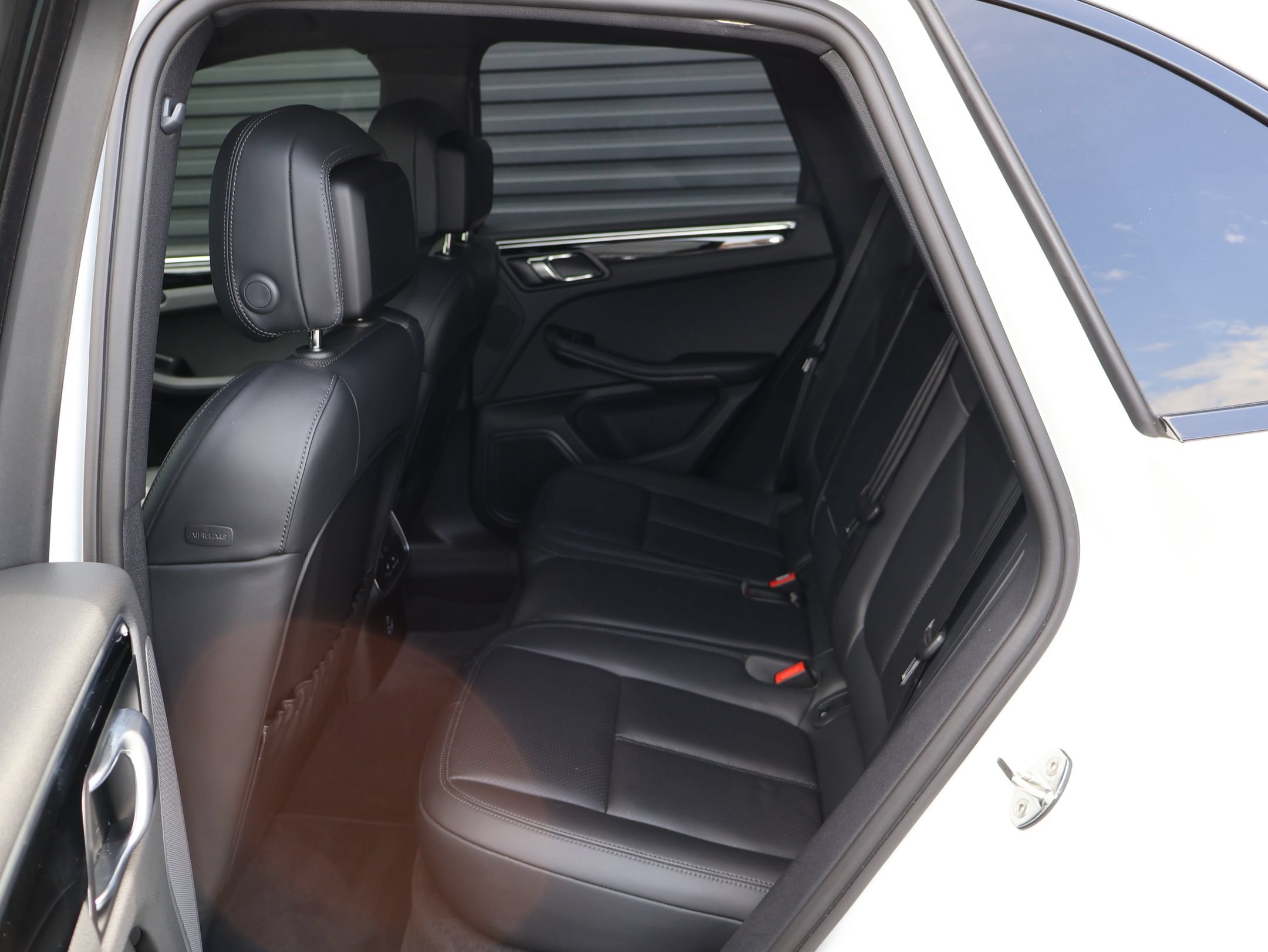 Certified 2023 Porsche Macan AWD/4WD image 23