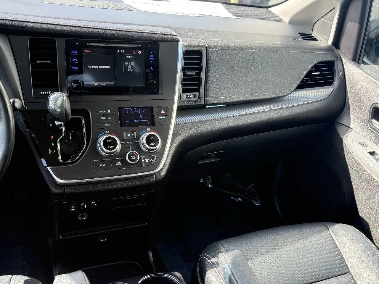 Used 2015 Toyota Sienna SE FWD image 10