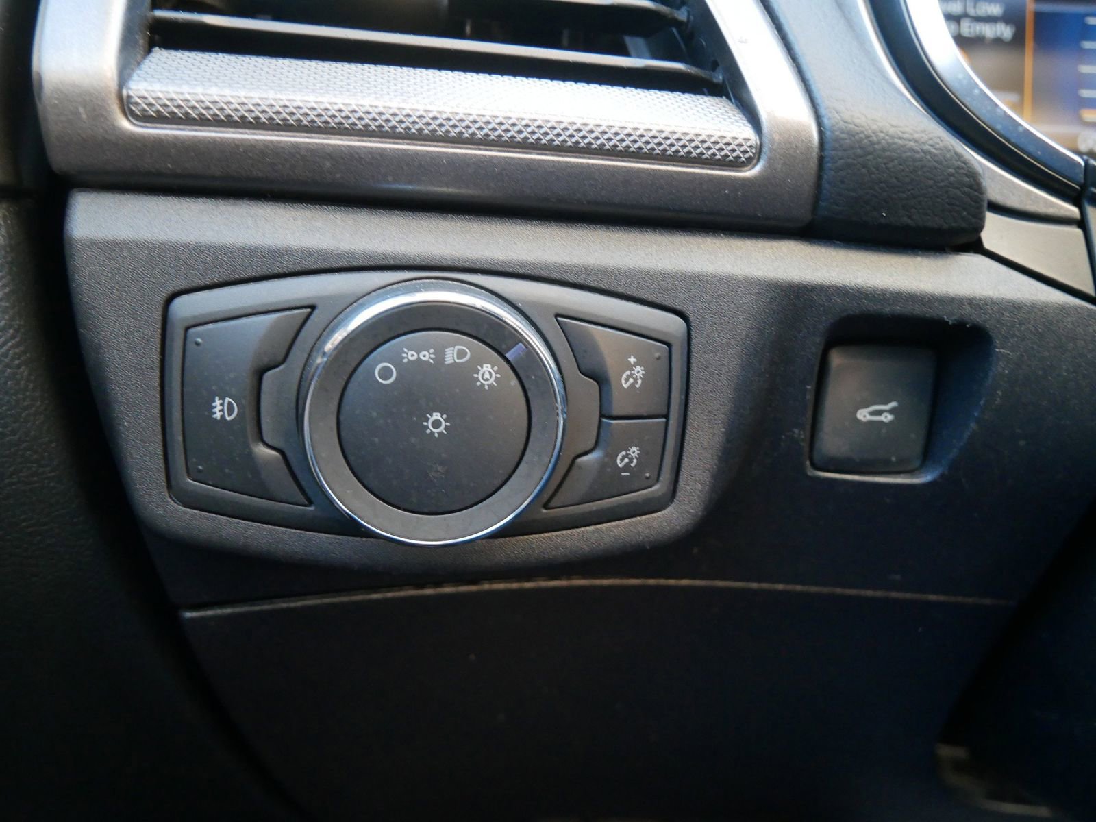 Used 2020 Ford Fusion SE w/ Equipment Group 151A image 27