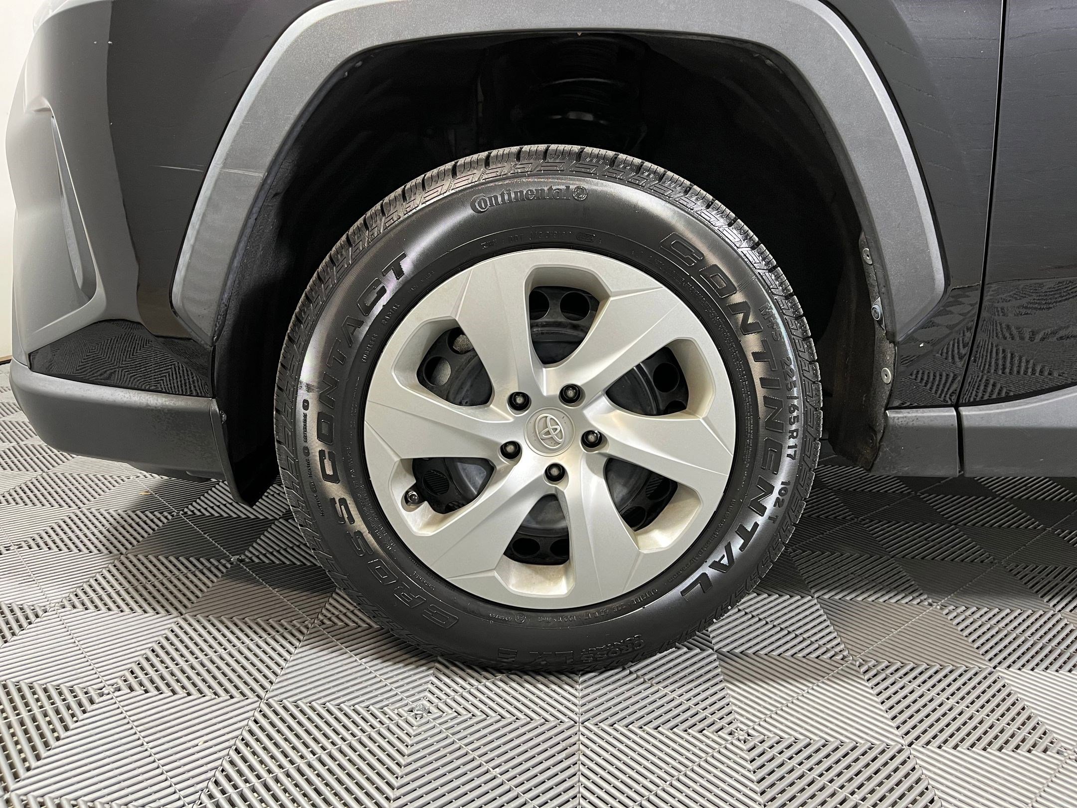 Used 2021 Toyota RAV4 LE image 9