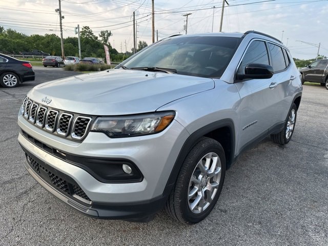 Used 2024 Jeep Compass Latitude image 3
