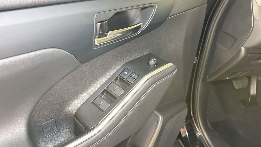 Used 2021 Toyota Highlander XLE image 19