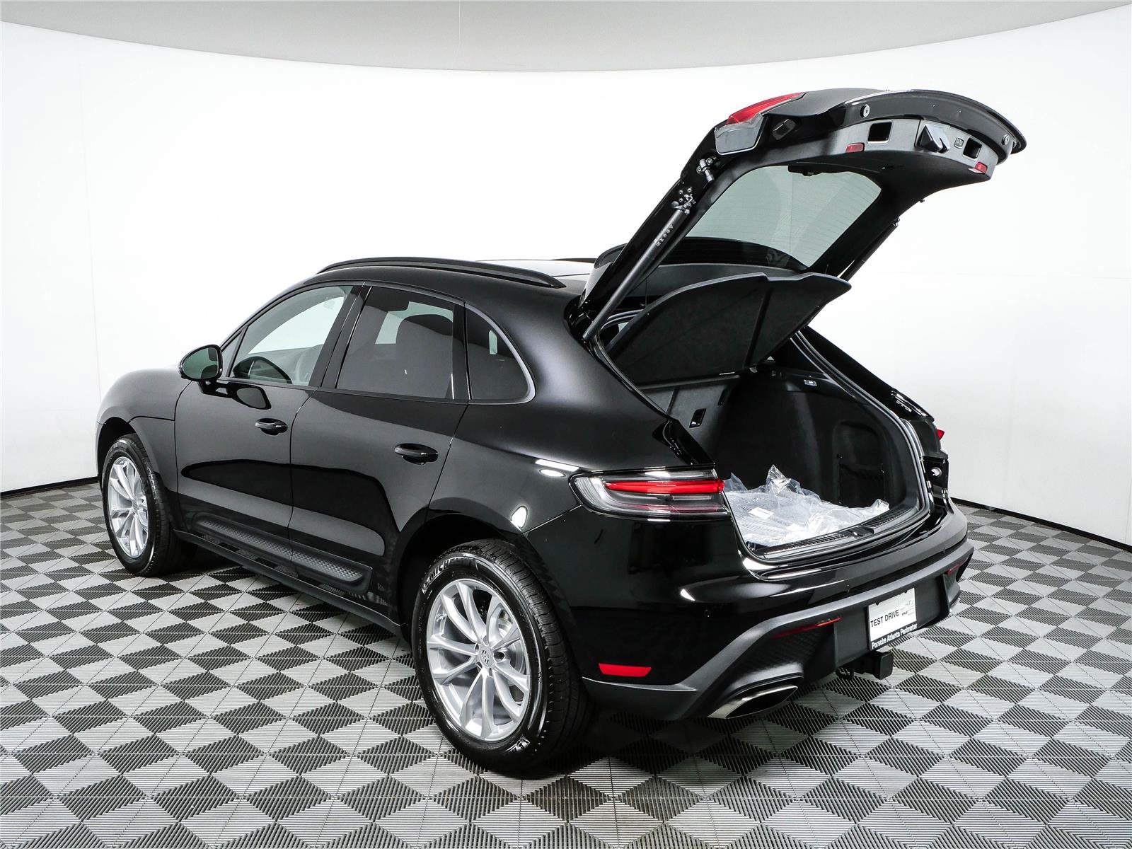 Certified 2026 Porsche Macan Turbo AWD/4WD image 36