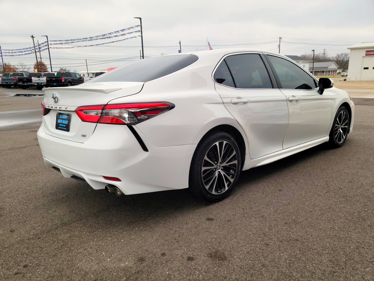 Used 2018 Toyota Camry SE image 4