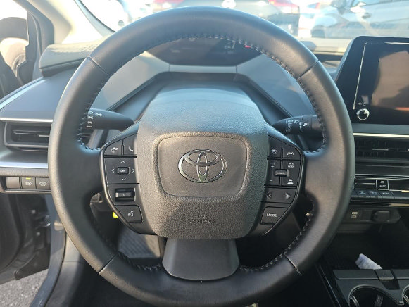 Used 2025 Toyota Prius LE FWD image 9