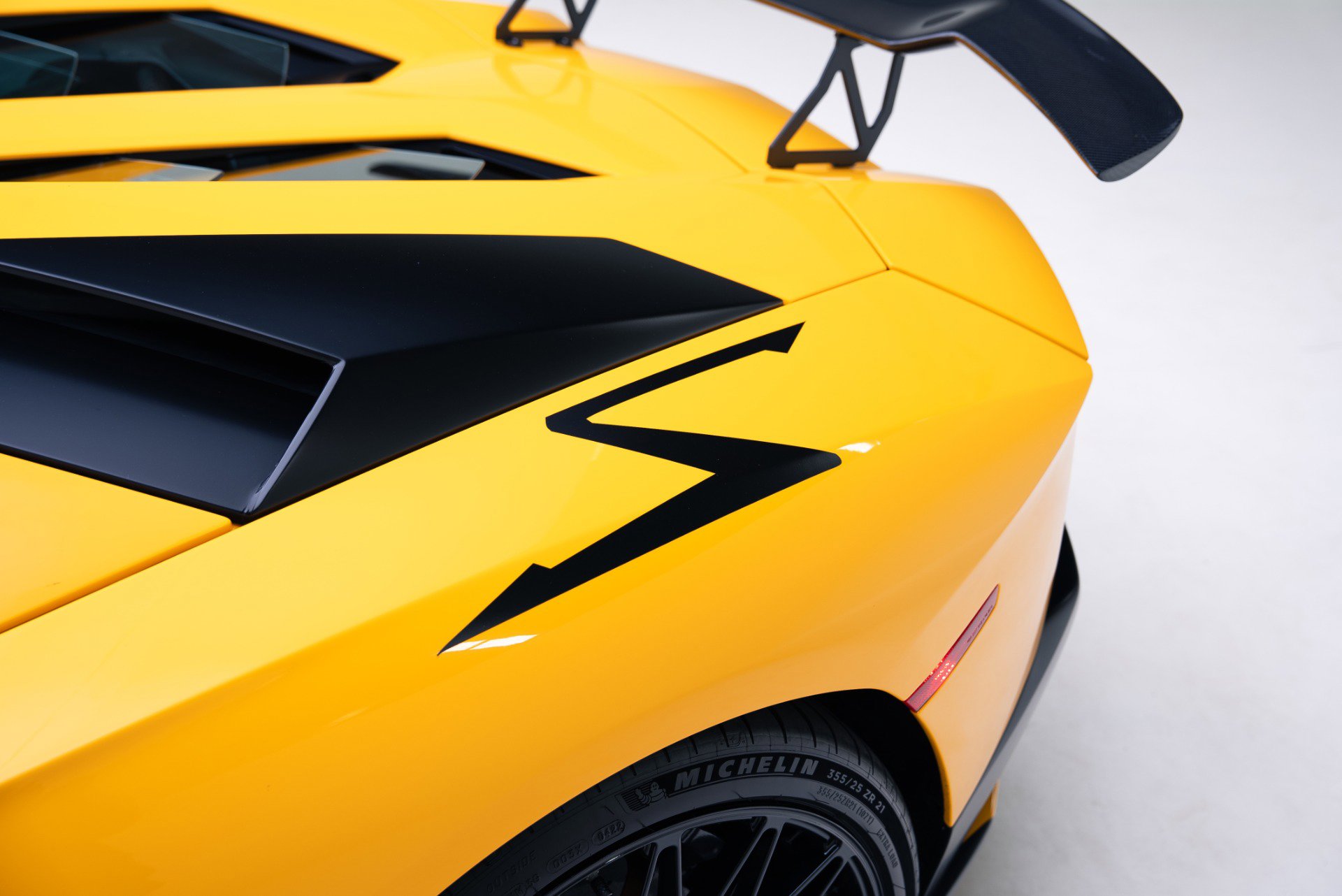 Used 2018 Lamborghini Aventador S image 9