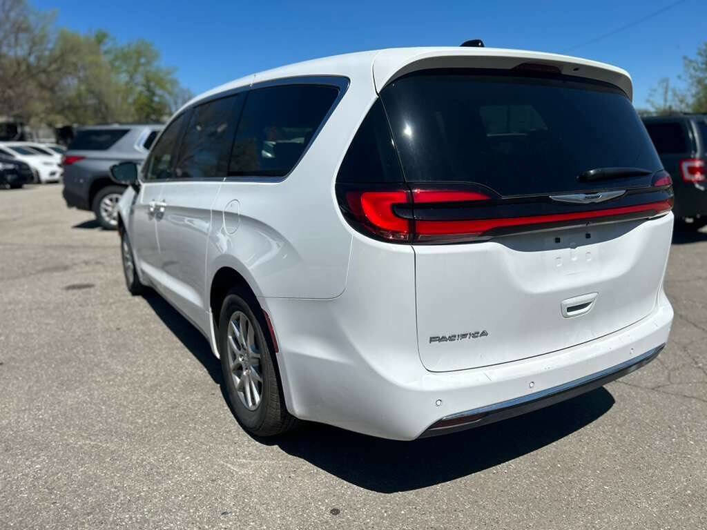 Used 2025 Chrysler Pacifica Select FWD image 7