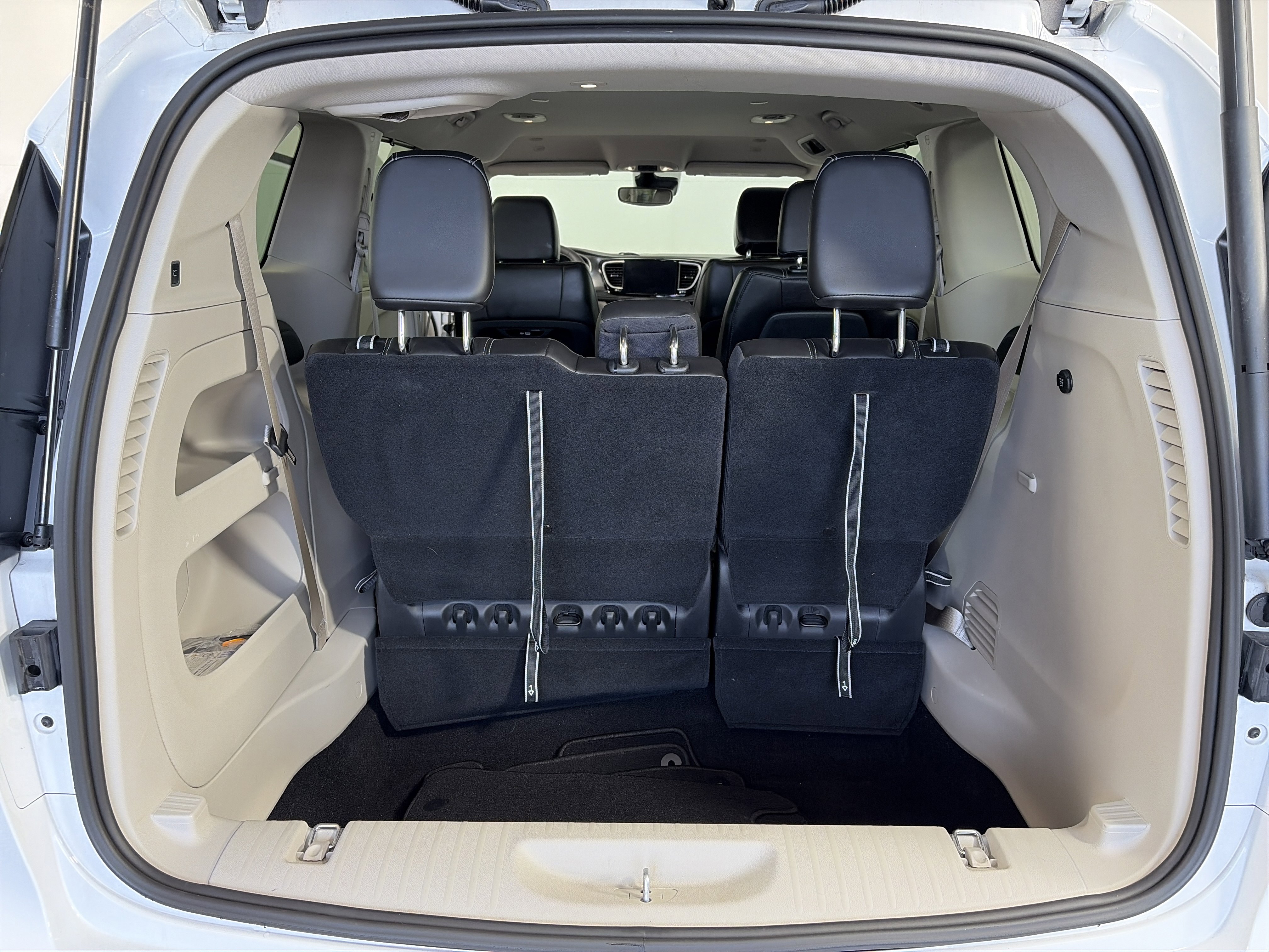 Used 2024 Chrysler Pacifica Touring-L image 15