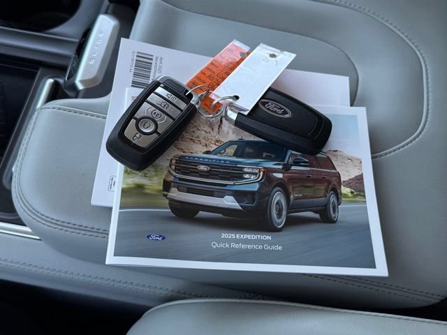 Used 2025 Ford Expedition Platinum w/ Driver's Package AWD/4WD image 6
