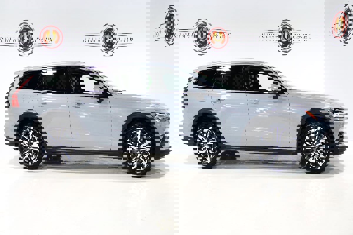 Used 2025 Volvo V60 B5 Cross Country Plus image 5