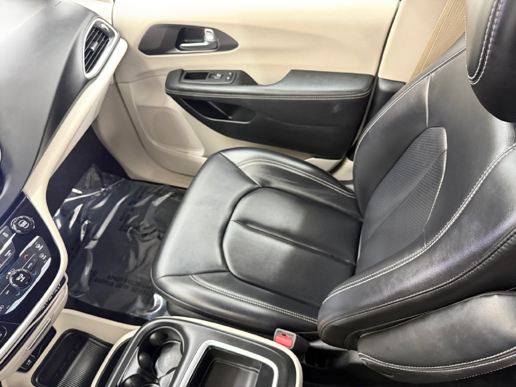 Used 2023 Chrysler Pacifica Touring-L FWD image 38