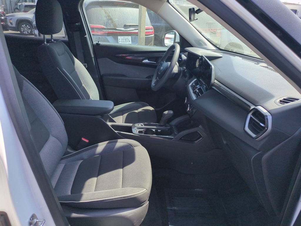 Used 2025 Chevrolet TrailBlazer LT AWD/4WD image 29