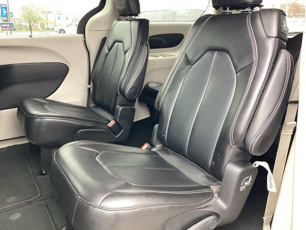 Used 2024 Chrysler Pacifica Touring-L image 19