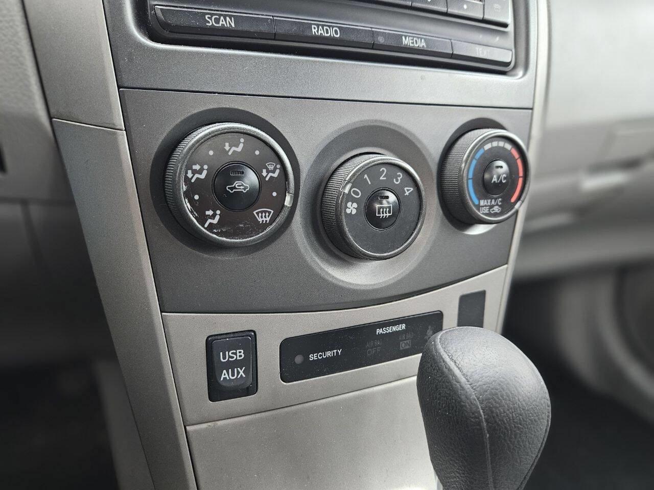 Used 2012 Toyota Corolla LE image 19