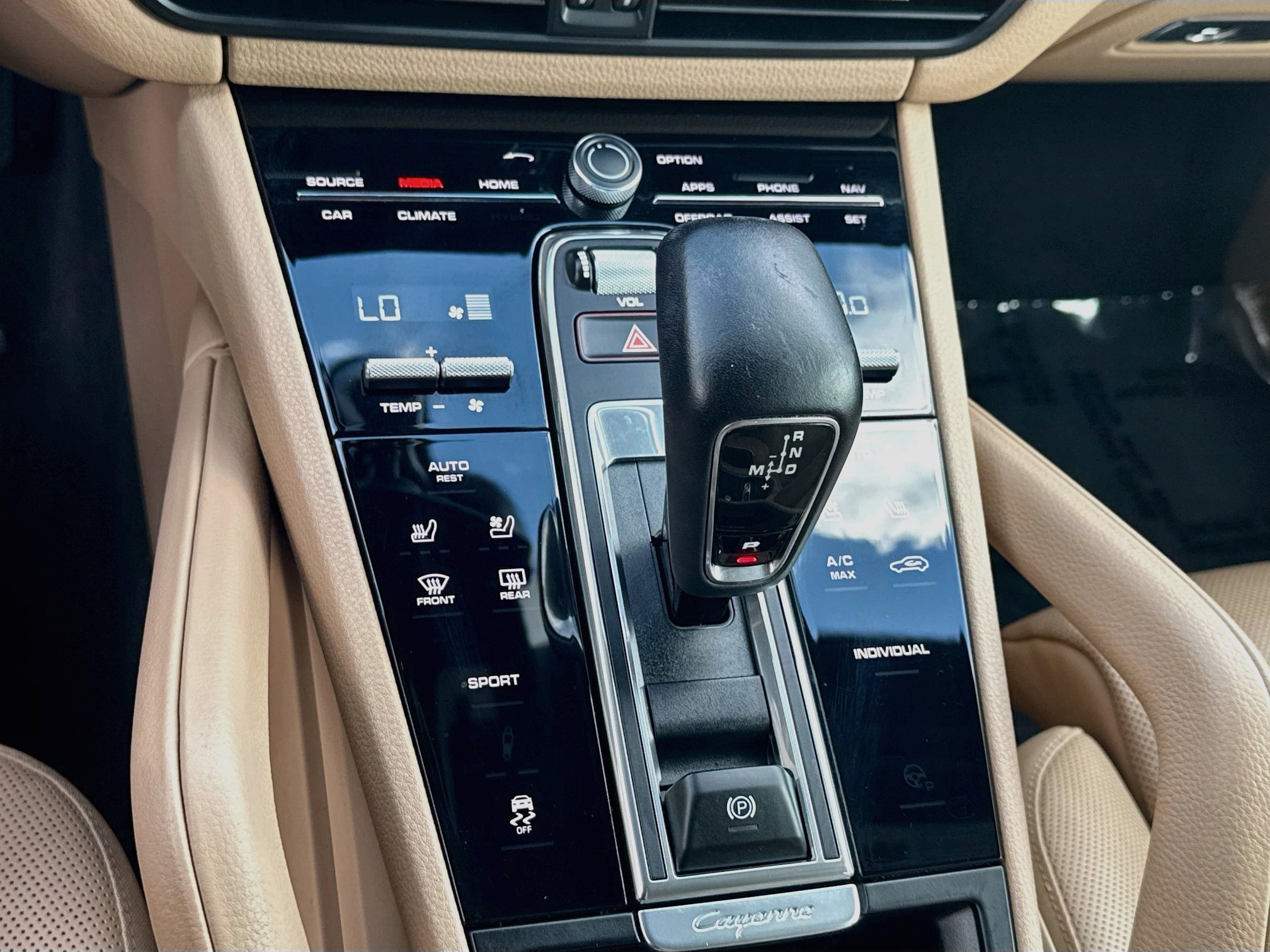 Used 2020 Porsche Cayenne w/ Premium Package AWD/4WD image 14