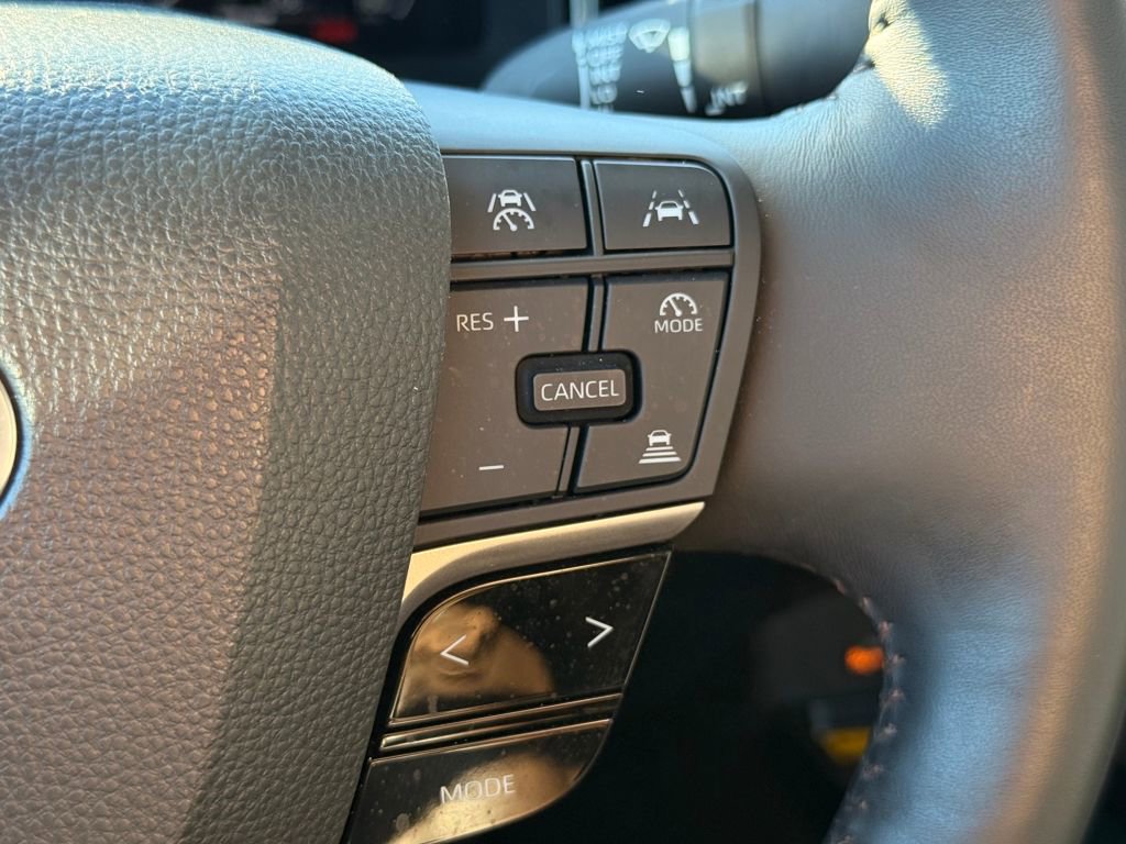 Used 2025 Toyota Camry XLE AWD/4WD image 32