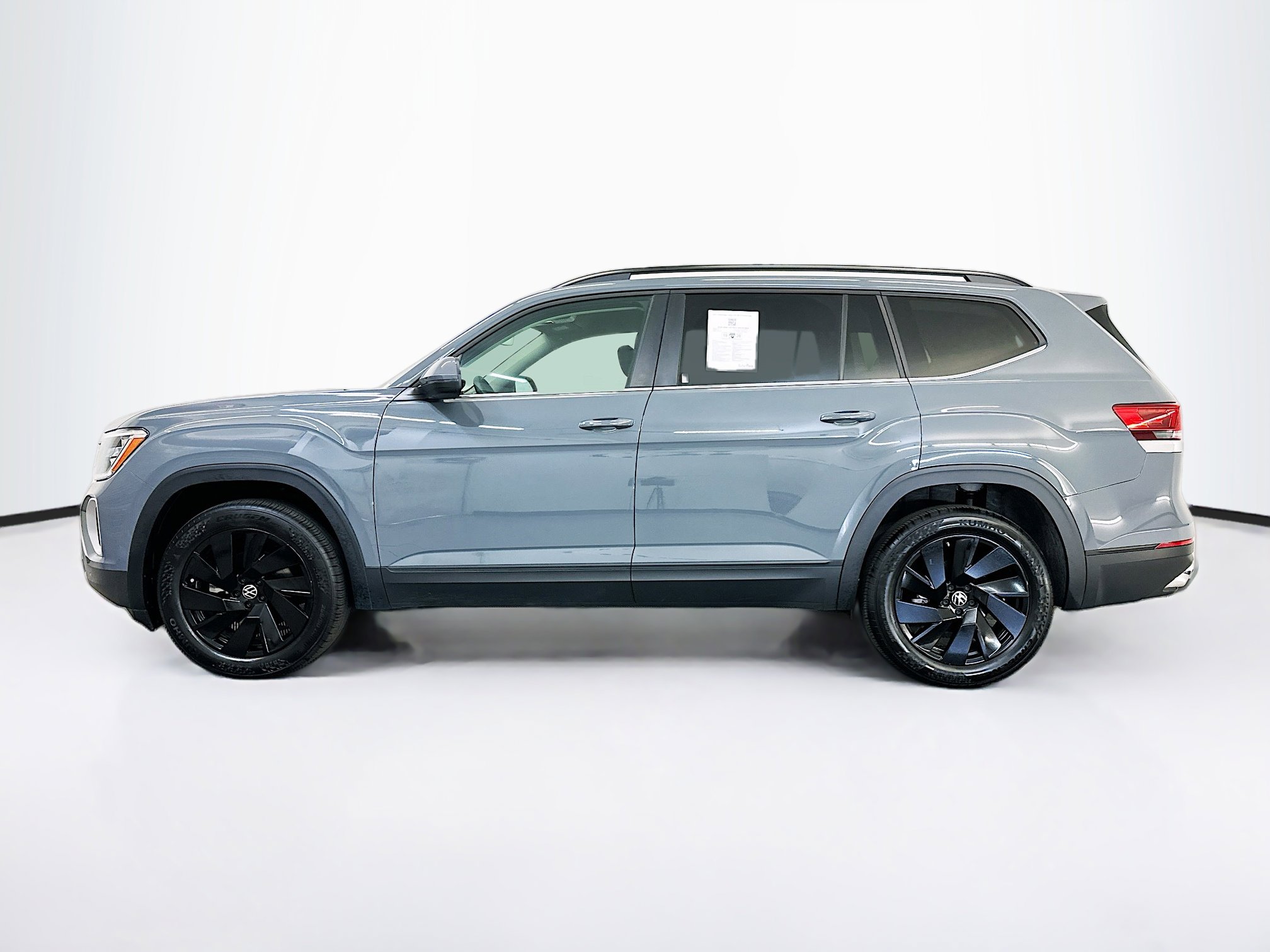 Used 2025 Volkswagen Atlas SE AWD/4WD image 4