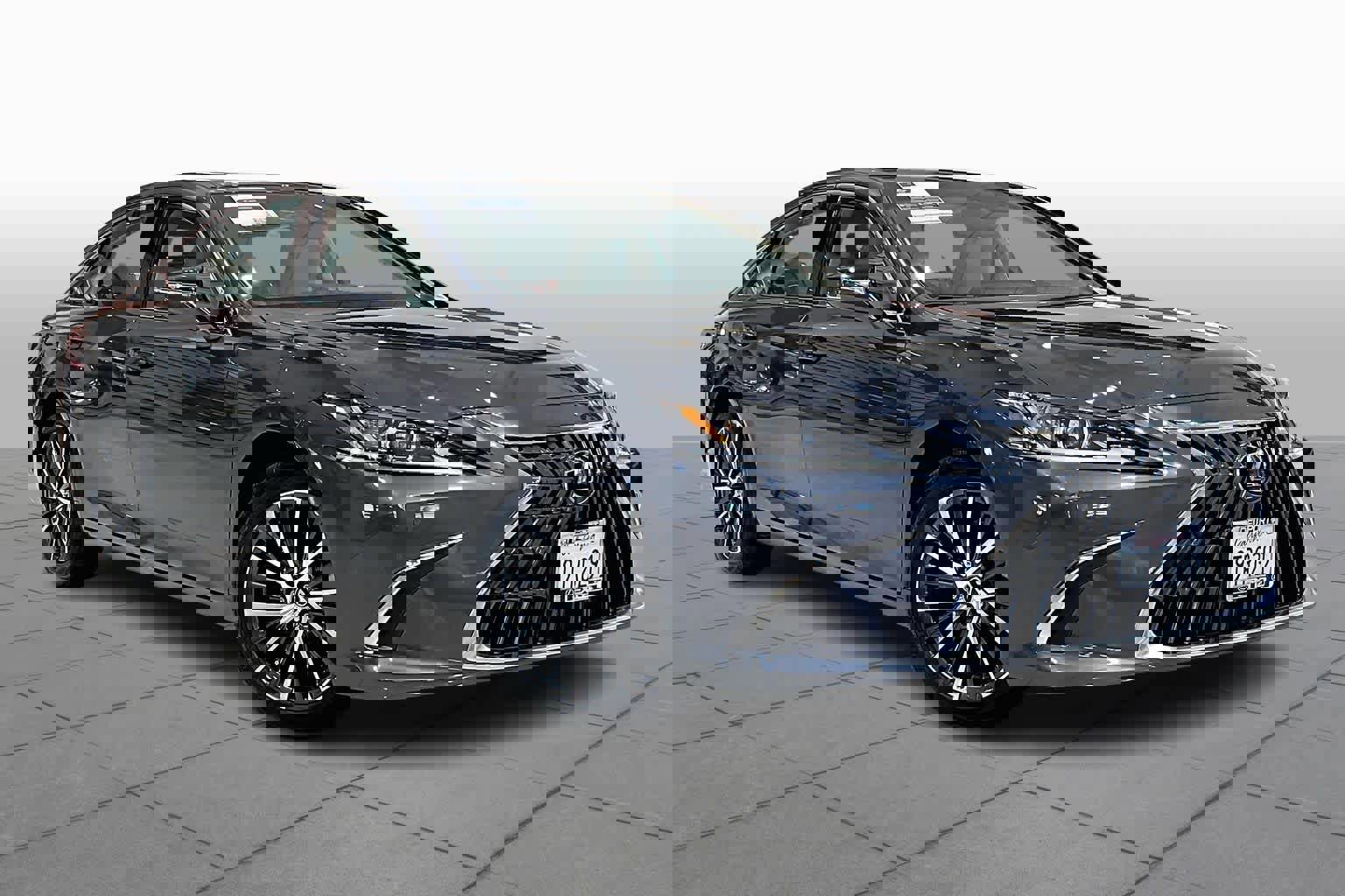 Used 2025 Lexus ES 300h w/ Premium Package image 2