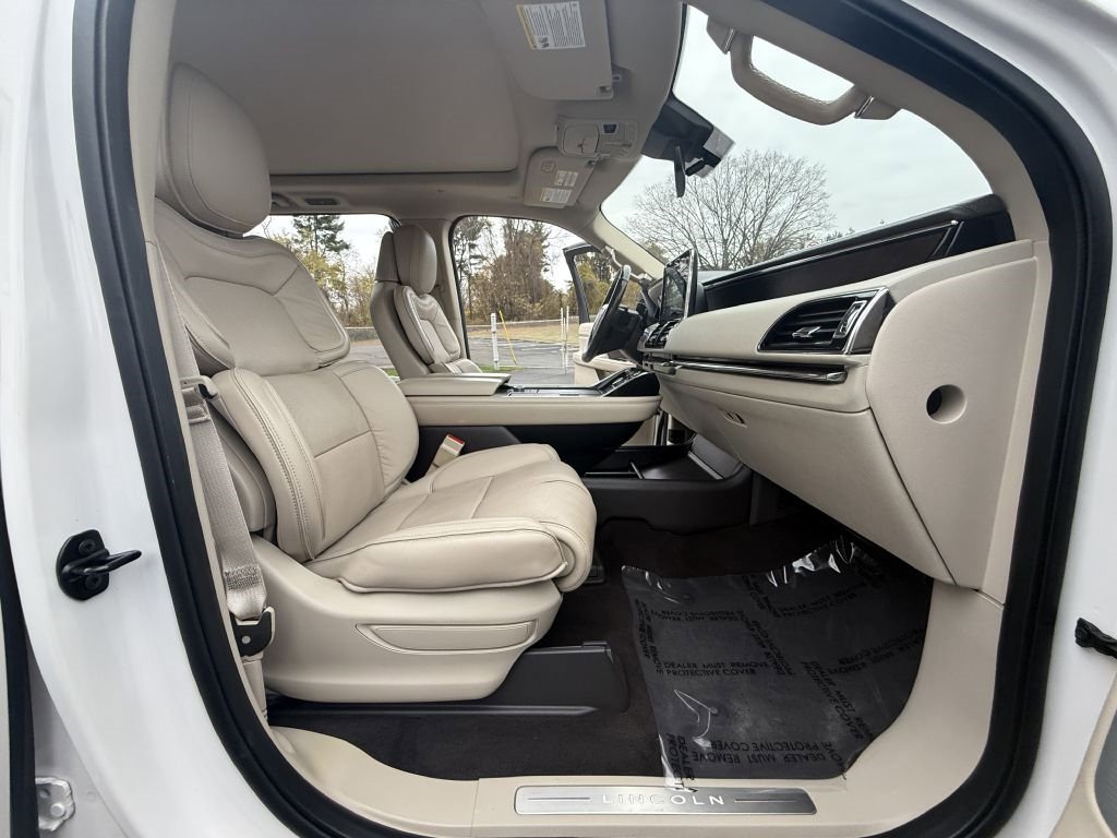 Used 2019 Lincoln Navigator Reserve image 18
