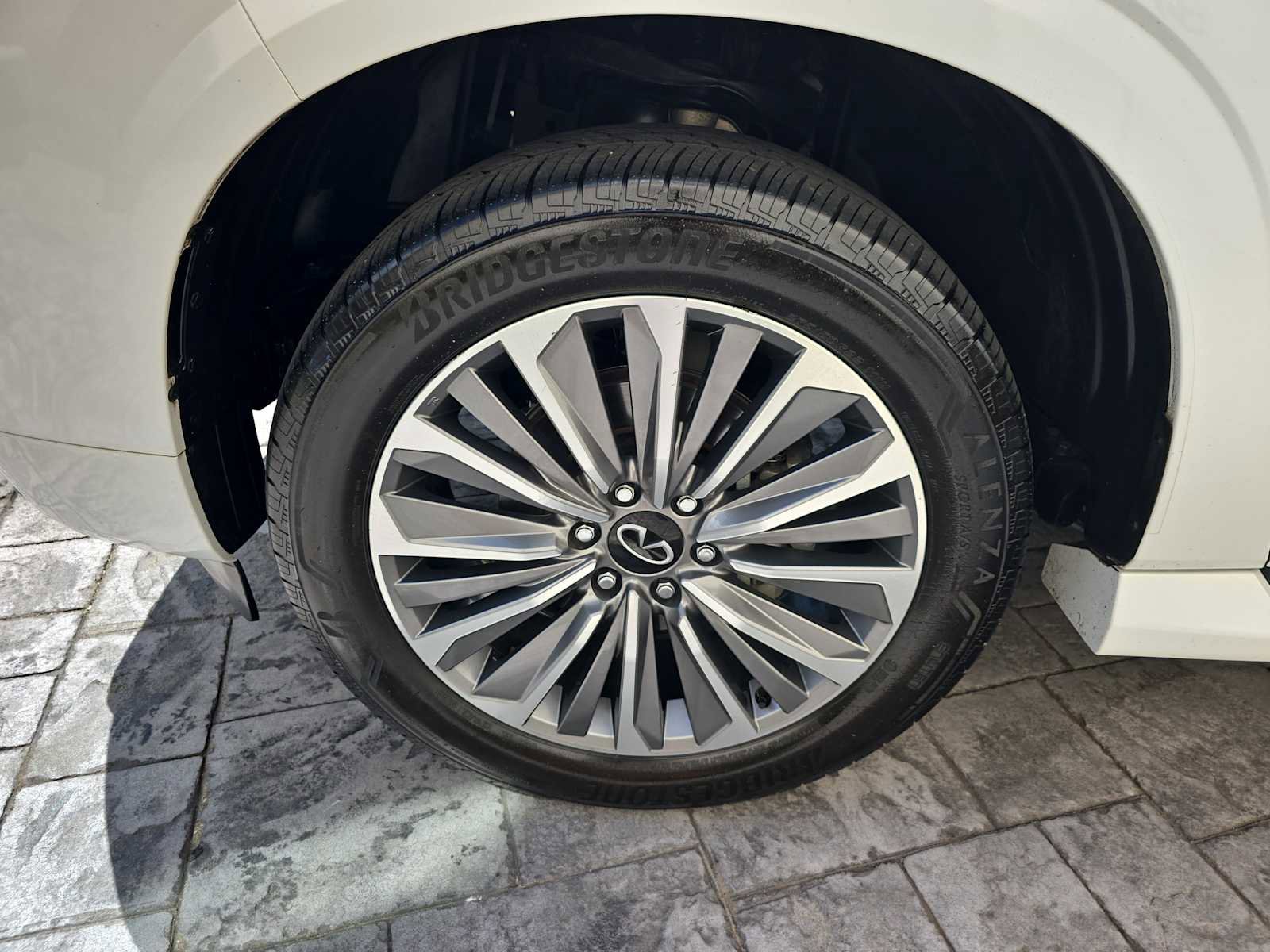 Certified 2025 INFINITI QX80 Luxe image 9